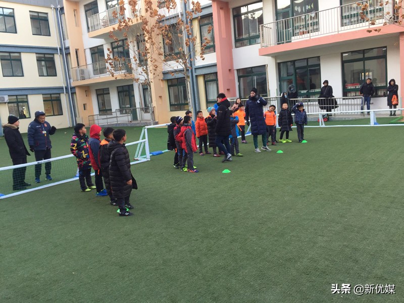 情暖寒冬关爱无限!莱西市幼儿足球教师零距离体验趣味足球公开课