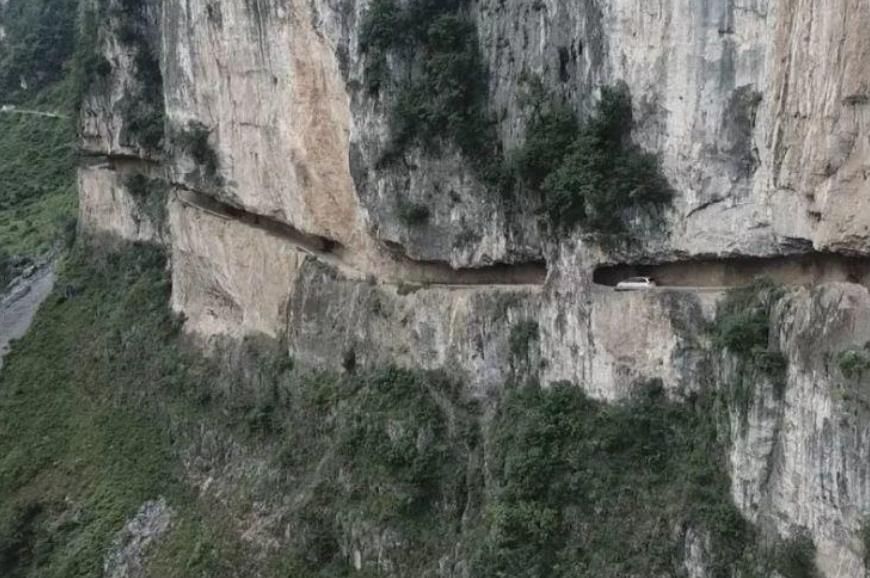 贵州大山悬崖上的一条小路,贵州大山上一条危险的悬崖公路