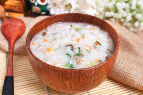 小狗淋雨后一直吐怎么办,小狗淋雨小猫淋雨