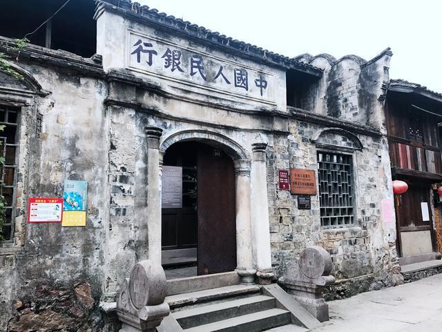 这条街以前很繁华,这条街历经百年变迁