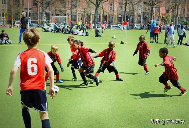 少儿足球启蒙训练方法,少儿足球基础训练跟球