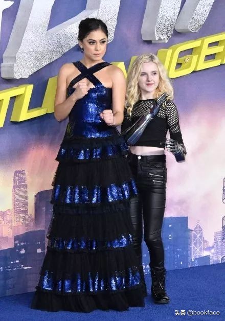 13岁无臂女孩成最酷“美妆博主”:不惧命运的人太酷了