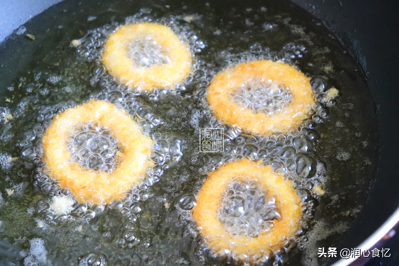 家中自制香酥鱿鱼圈,香酥鱿鱼圈炸制过程