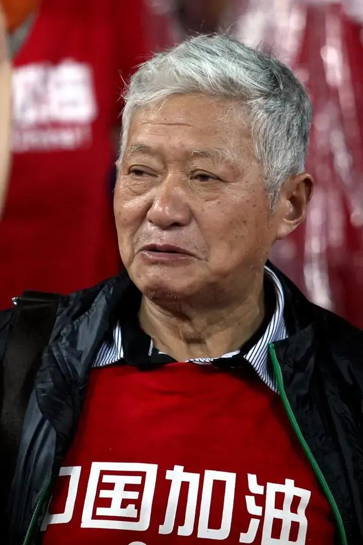 中国足球给球迷惊喜,为中国足球加油的球迷