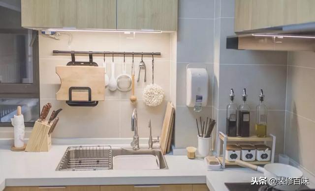 家里的玻璃胶发黑怎么清洗,家里的玻璃胶怎么预防发黄