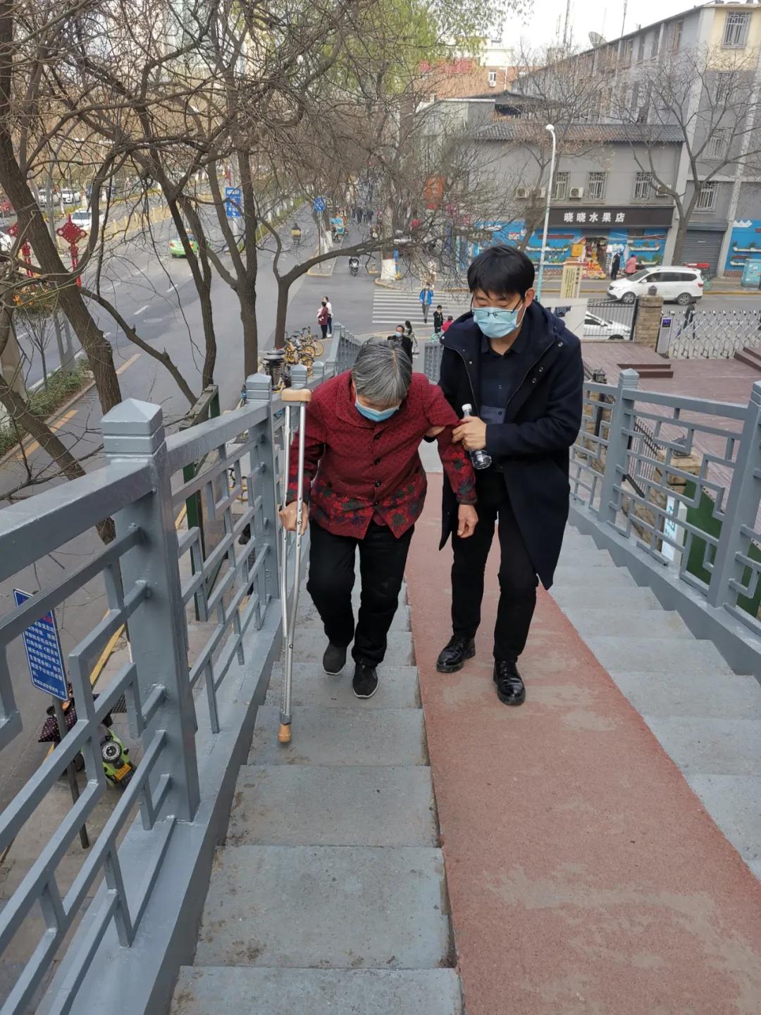 解决老年人就医难职业陪诊员,医院职业陪诊人