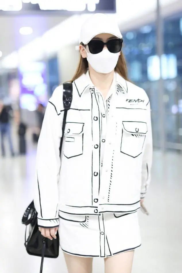 戚薇太个性,嫌领带太长直接剪一半,双丸子头炸毛了