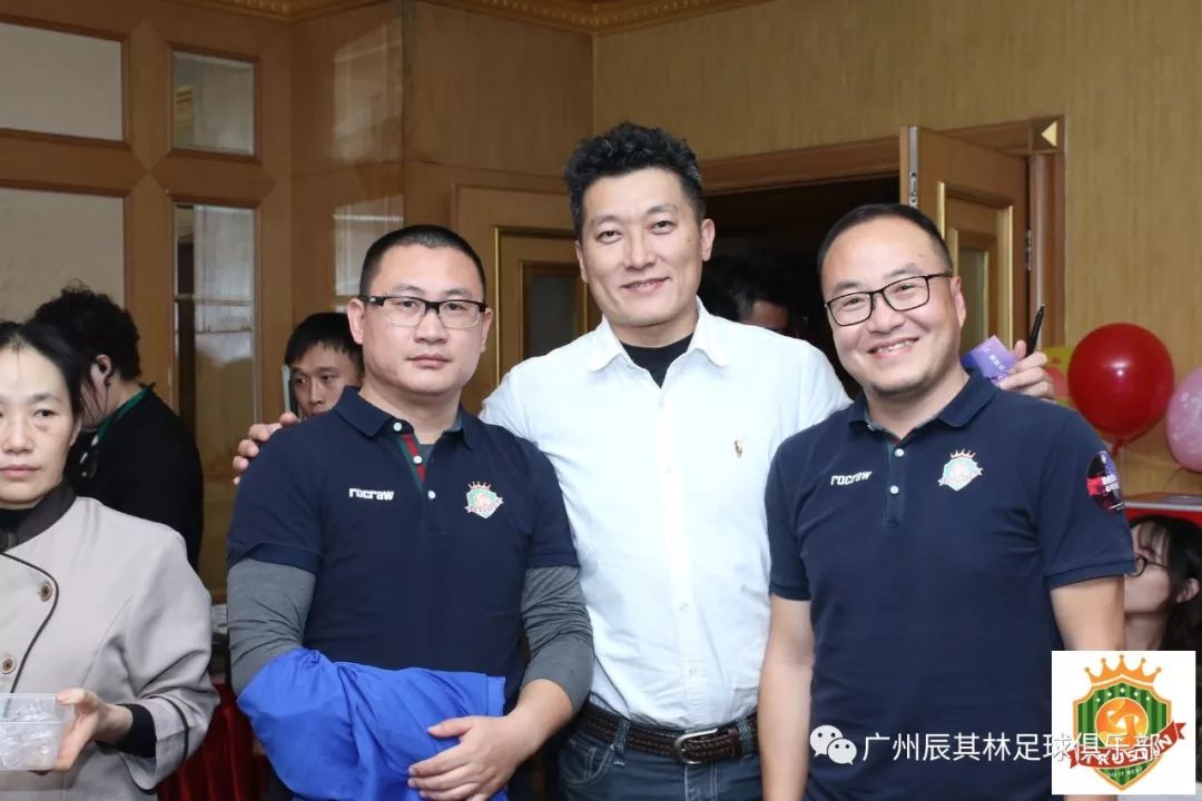 疫情隔离不隔爱主题,足球接力共同抗击疫情