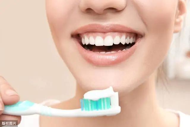 一张嘴就臭是咋回事,刷牙不管用的口臭怎么治