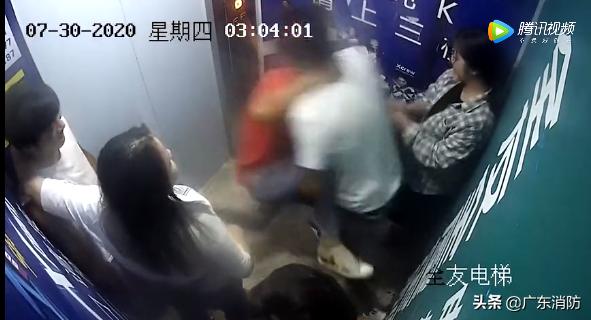 两名男子酒后打闹撞击电梯,致6人被困!