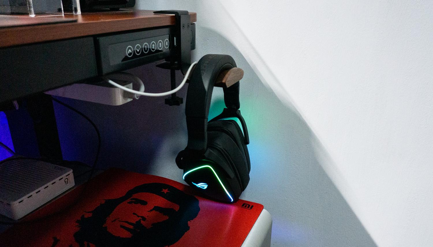 游戏宅的电脑桌面,游戏头戴式耳机rog棱镜s