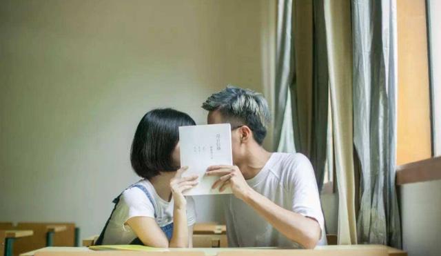 发现女儿有吻痕怎么教育,女孩颈部有吻痕父母怎样教育