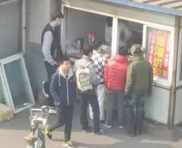 篮球足球互相调侃,足球与篮球菜鸡互啄