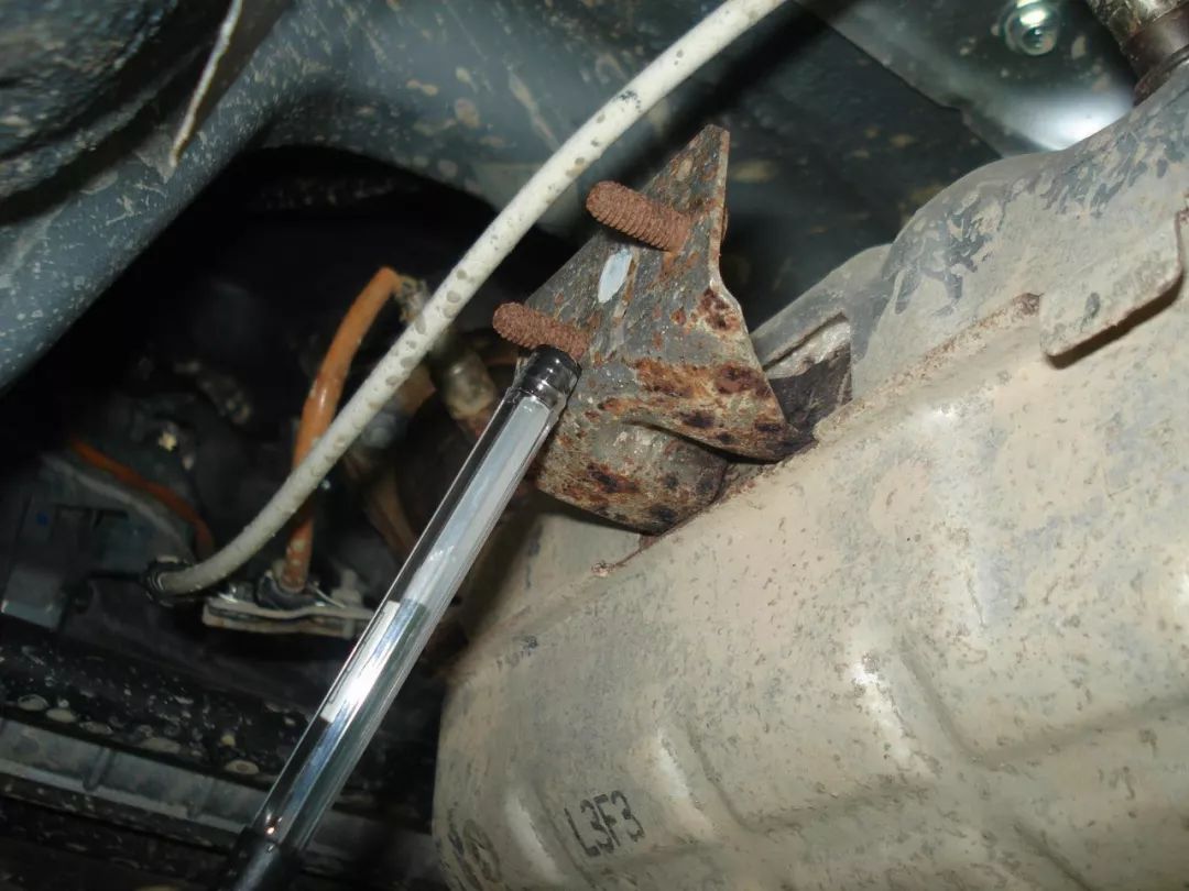 汉兰达新车底盘有没有做底盘装甲,五菱之光新车有必要装底盘装甲吗