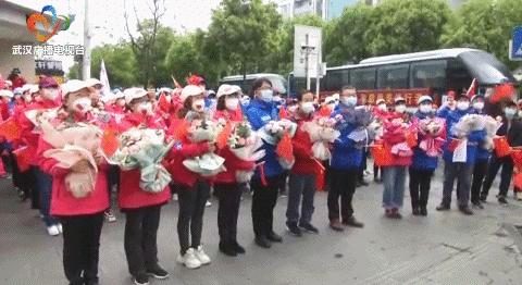 最高的礼遇最深的敬意,最高礼遇迎接英雄凯旋路人鸣笛