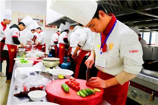 学粤菜厨师哪里学校最好,学厨师的话题