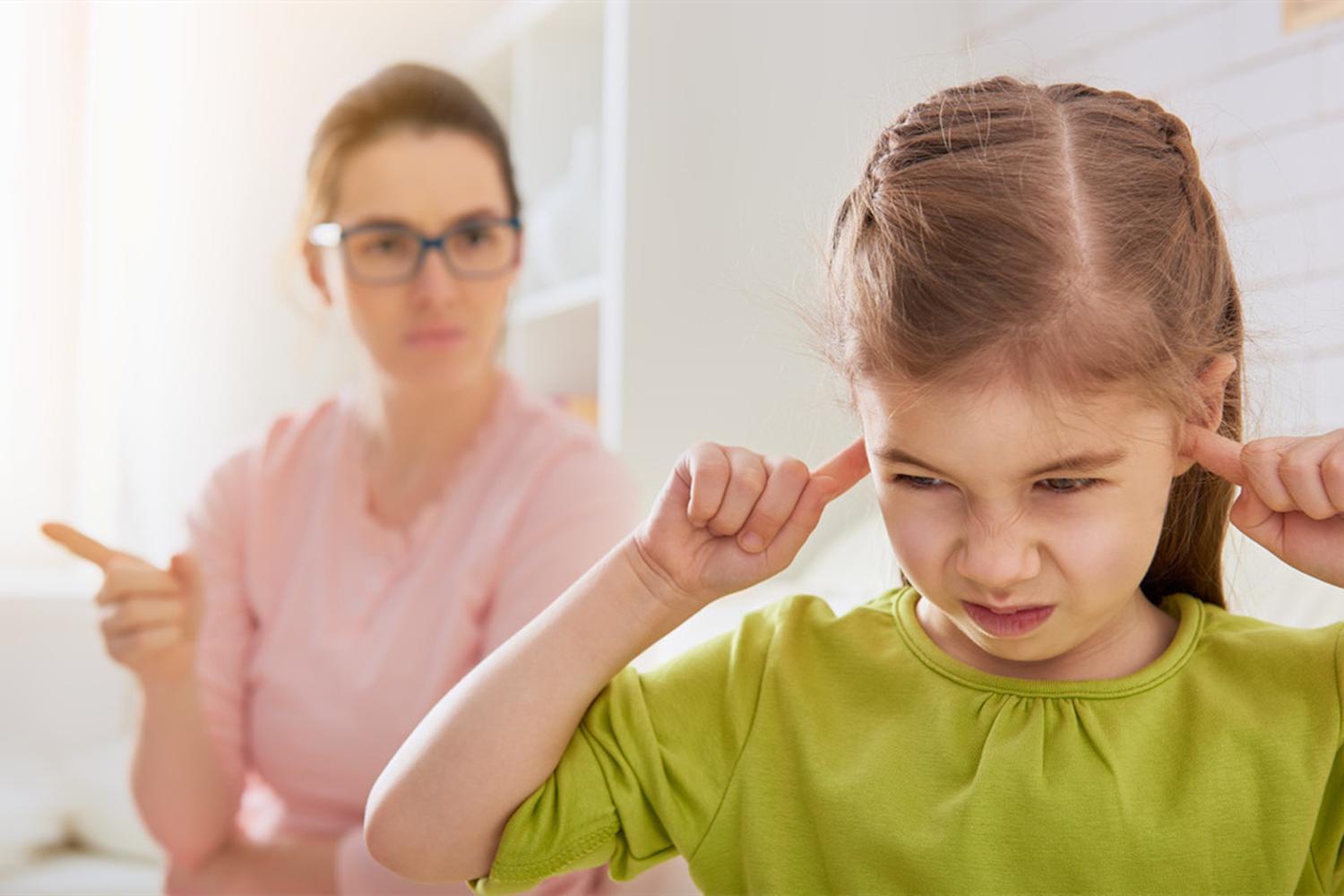 孩子在飞机上不小心弄洒牛奶,妈妈的举动,乘客忍不住心疼孩子