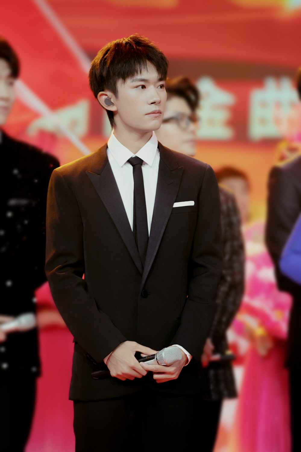 易烊千玺iadoreyou封面,易烊千玺演唱会adoreyou