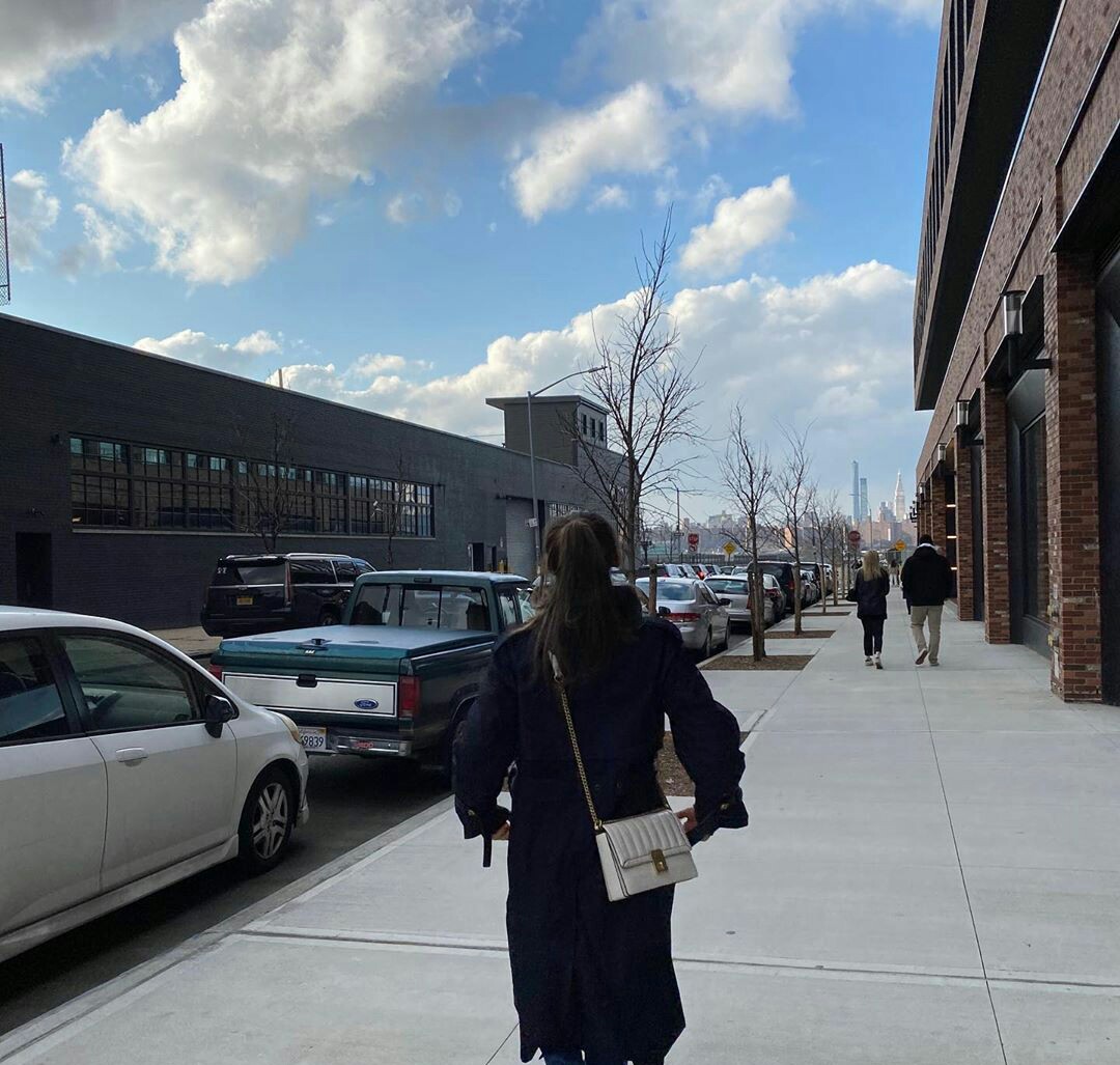 她是zico的前女友，深蓝风衣内搭灰卫衣出镜，身材依旧没的说