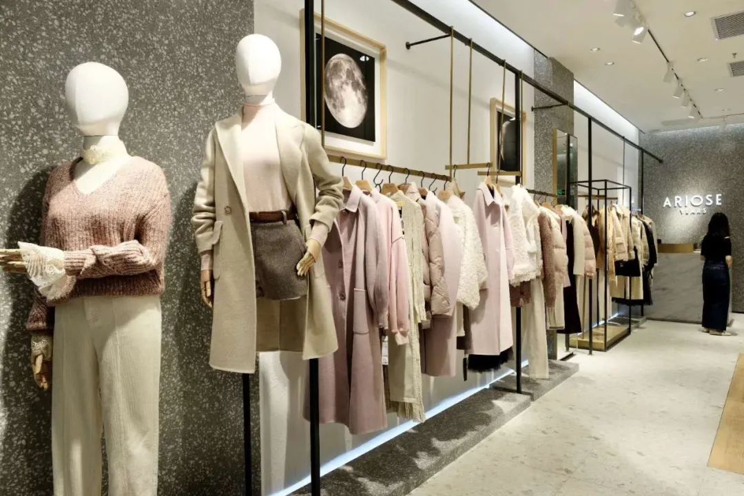 谁说服装店不行了？这个低调的女装却悄悄地开了1200多家店