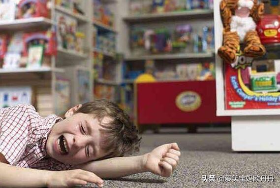 孩子撒泼哭闹家长如何正面管教,对于任性的孩子家长如何教育