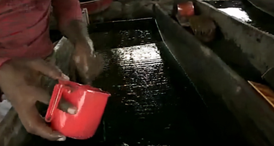 印度穷人下水道里淘金,印度穷人淘金