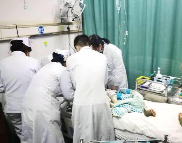 三个月宝宝喝完奶斜躺枕头睡觉,3个月宝宝吃完奶睡着了打响屁