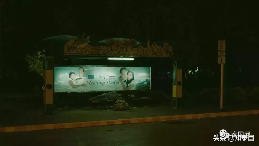 被士兵“上身”的年轻女巫，为何要去舔舐老女人伤痕累累的大腿？