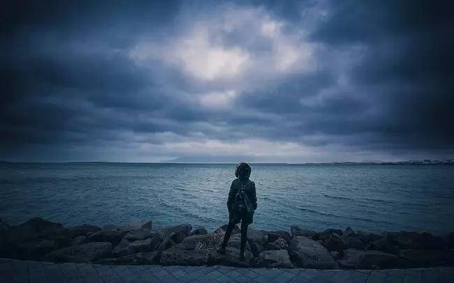 猜忌怀疑不信任往往是负能量,对身边的人总是不信任