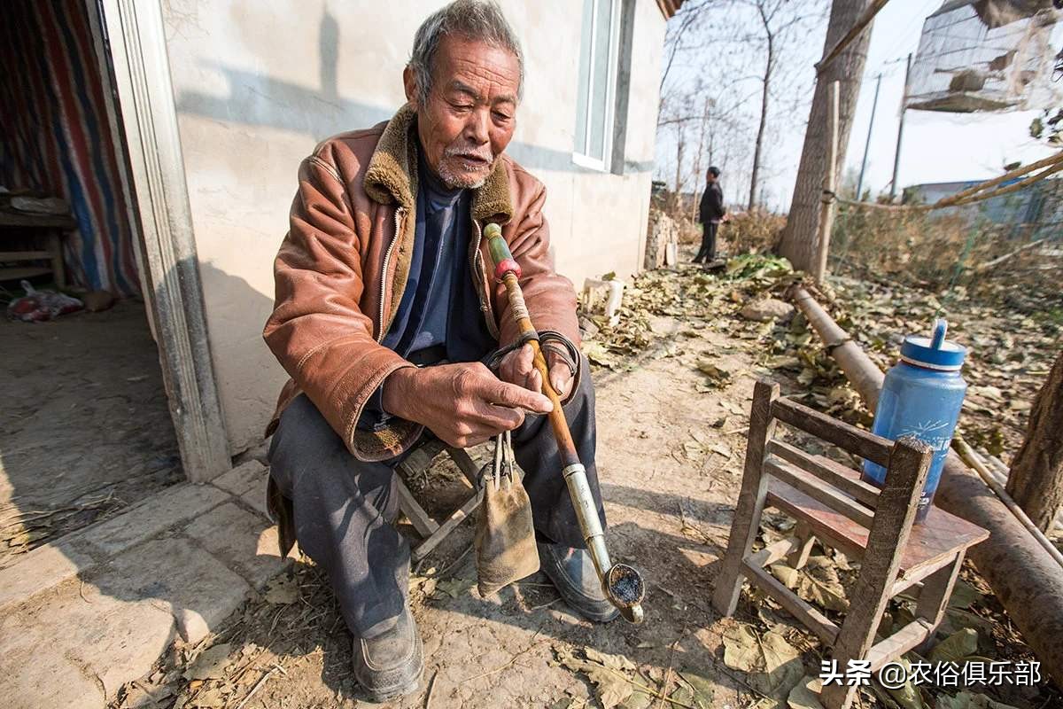 吞了烟袋油的蛇，离死不远！农村人的防蛇妙招，烟油还能解百虫？