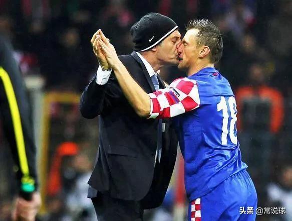 足球球员之间的吻,足球接吻镜头视频