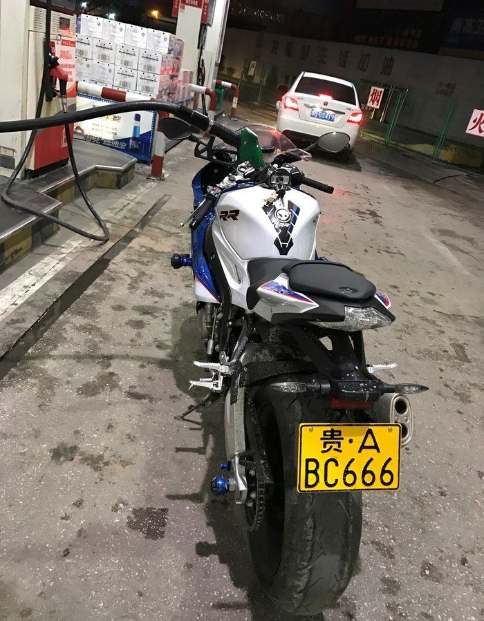 机车是男人的“回*药春**”，我提了宝马RR，老婆说我变了个人似的