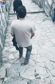 吓得娃儿们这个跑啊,绳子都拦不住哇