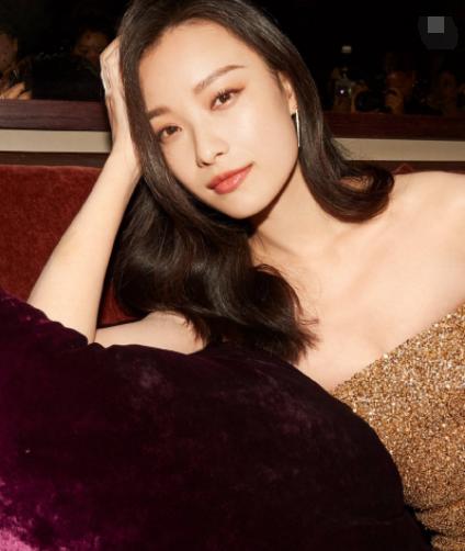 柳岩吊带睡裙现身机场,柳岩护士装是什么节目