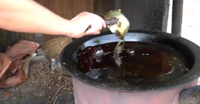 大叔卖传统小吃20年只涨过一次价,河南大叔卖地方小吃每天做300