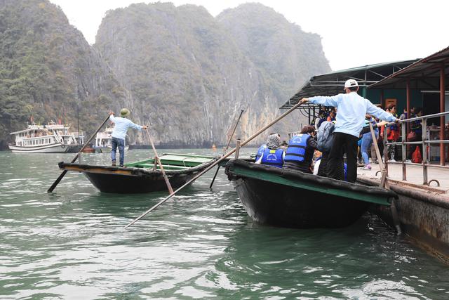 这里虽然风景如画人们生活的却很凄惨没日没夜的追着大船讨生活