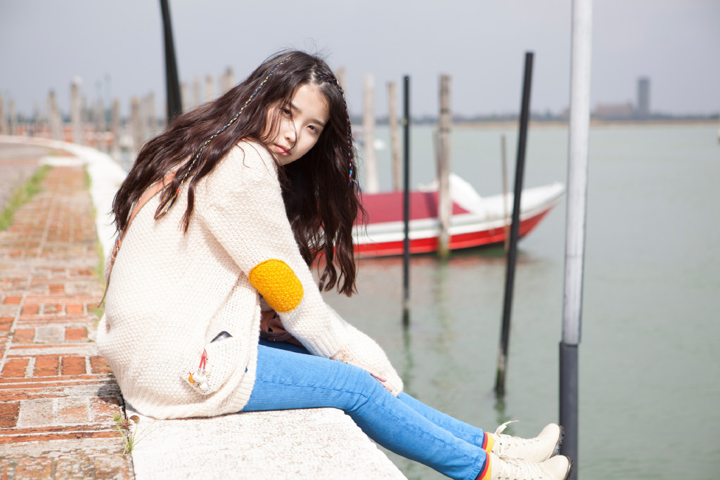 她是韩国音源女王,身穿绿毛衣搭淡紫纱裙,依旧美如少女