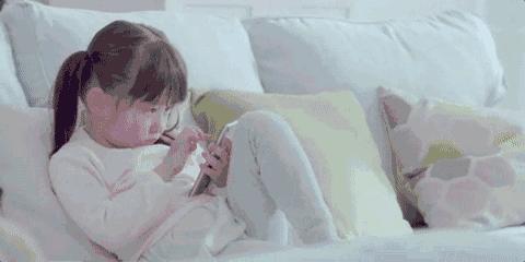 孩子网课看手机要怎么教育 (如何让孩子使用手机和网课)