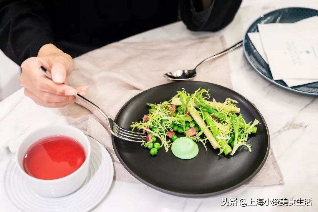 一顿饭至少配六个菜,一顿饭喝六碗汤