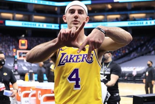 开启生涯新篇章！卡鲁索深情告别湖人队库兹马晒奇才33号球衣