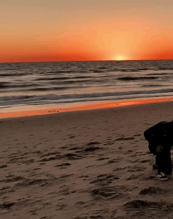 易烊千玺踢完球吃榴莲原视频,易烊千玺大口吃冰淇淋