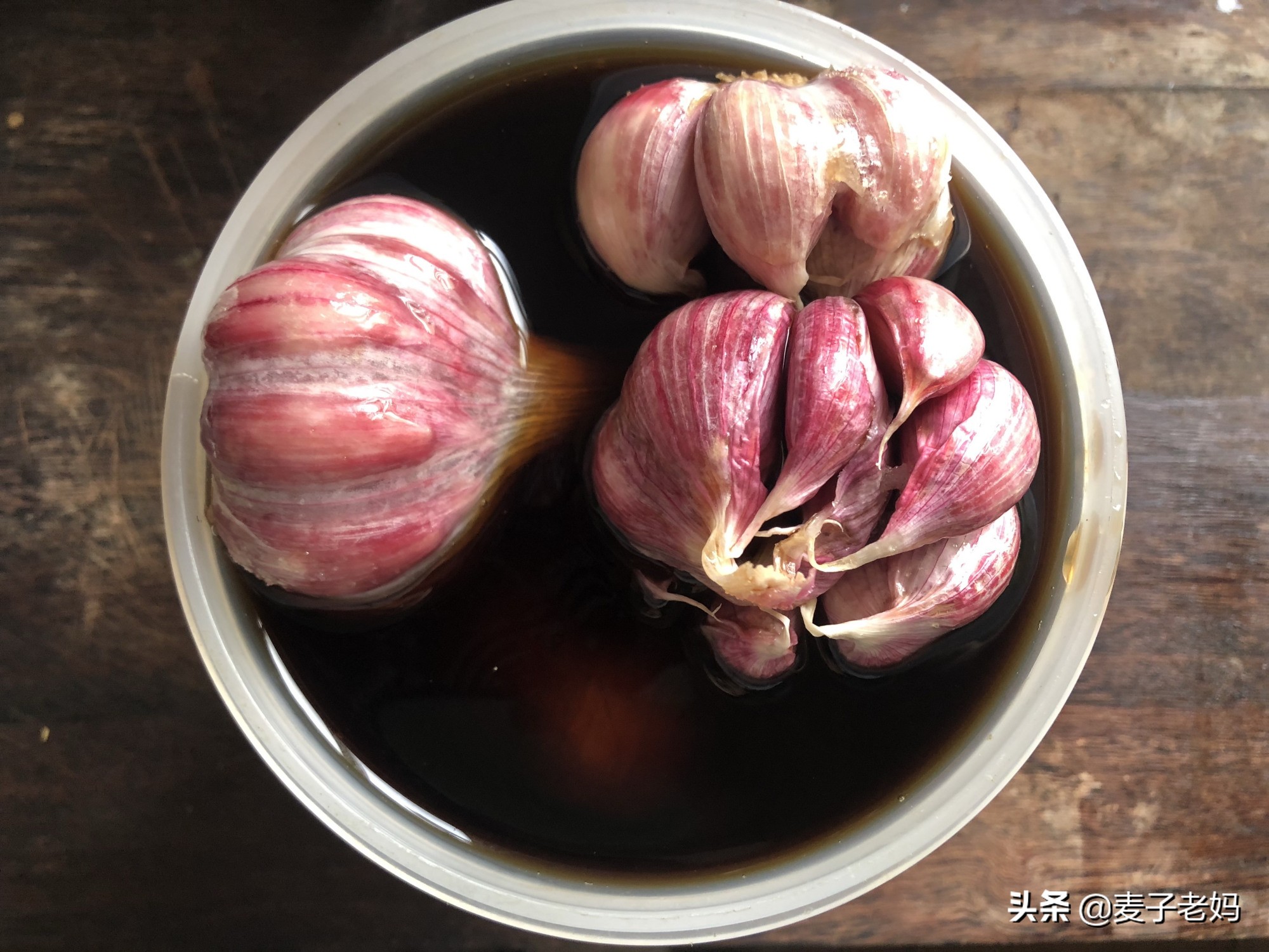 鲜蒜头这样腌一下，酸甜爽脆、生津开胃，放一年都不坏，夏日必备