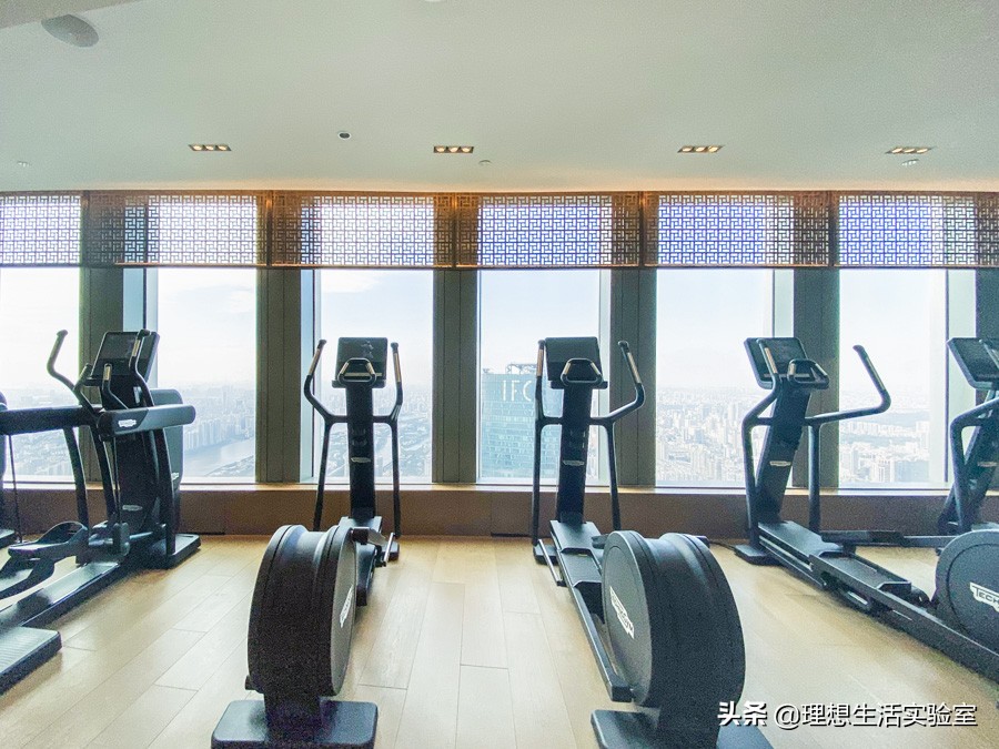 住在广州瑰丽酒店看外面风景,广州瑰丽酒店看到整个广州夜景