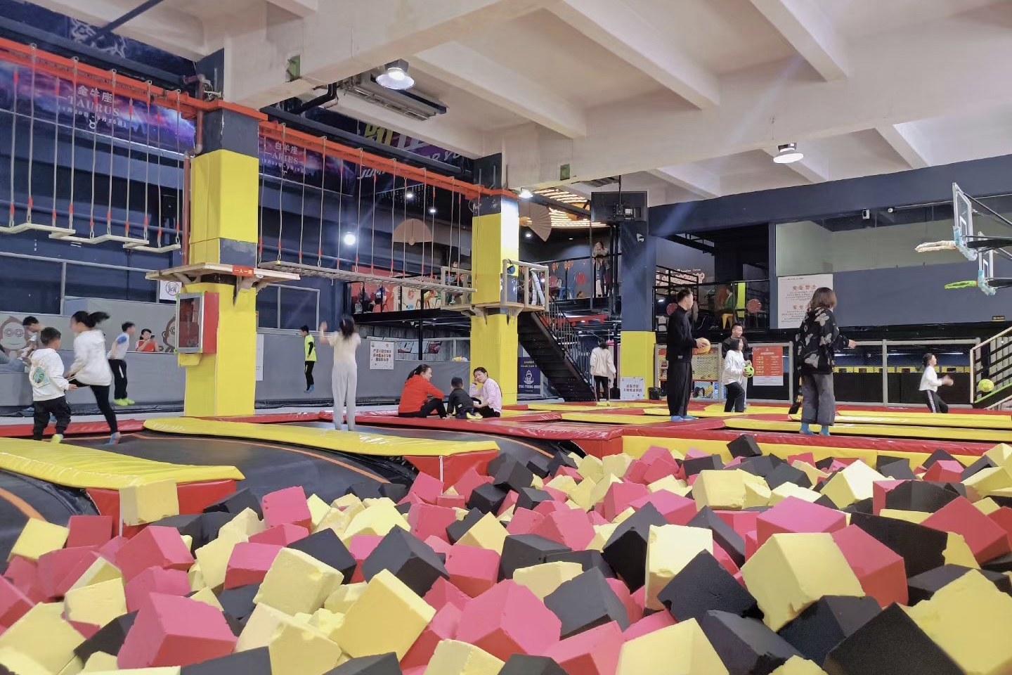 暑假好玩的地方北京市蹦床公园,假期就要放肆嗨动感地带