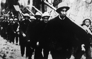 红旗渠修筑在太行山的悬崖峭壁上,太行天河红旗渠