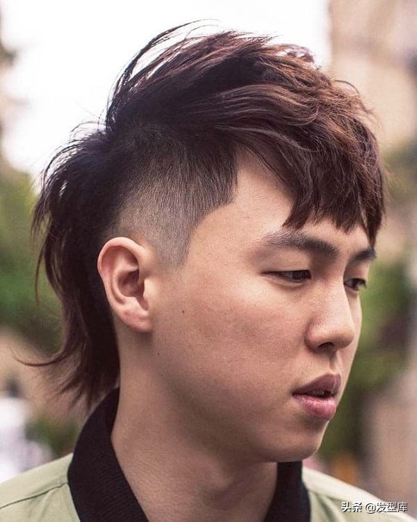 男士两边推干净后面扎马尾的发型,男士发型2020流行发型两边铲后面