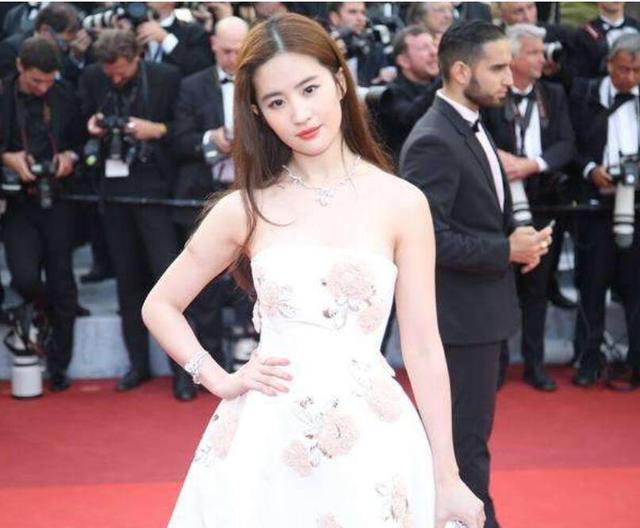 何洁精修图身着山寨裙,修图师救得了何洁