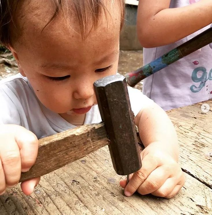 动刀抡锤，玩火涉水，这样的公园为何还能吸引那么多父母？