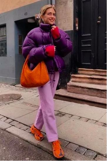 短款宽松羽绒服搭配单跟鞋,洋气短款羽绒服搭裤子