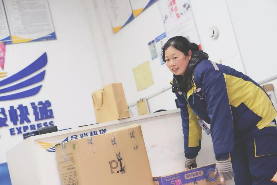 谁说女子不如男个个都是女中豪杰,谁说女子不如男巾帼处处显风采